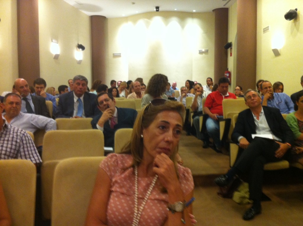 Los colegiados y alumnos del Curso Avanzado en animado debate