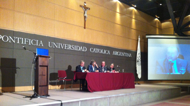 La mesa de clausura, bajo la presidencia de la Dra. Cristina Etala. A la izquierda, el prof. Gianni Loy, de a Universidad de Cagliari. A la derecha, el prof. Jorge Mancini, de la Universidad Católica Argentina.
