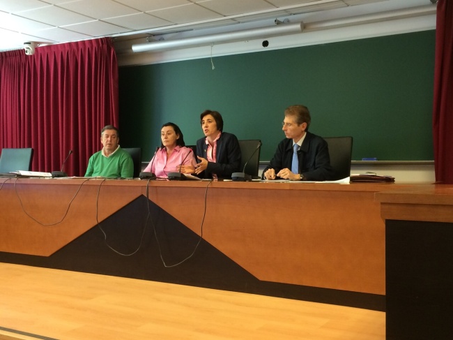 La mesa de debates jurisprudenciales, con la prof. Sánchez-Rodas, la presidenta de la Asociación Andaluza de Mujeres Laboralistas, Dra. Rubio de Medina, y los letrados Bidón Vigil de Quiñones y Carrera Ortiz. 